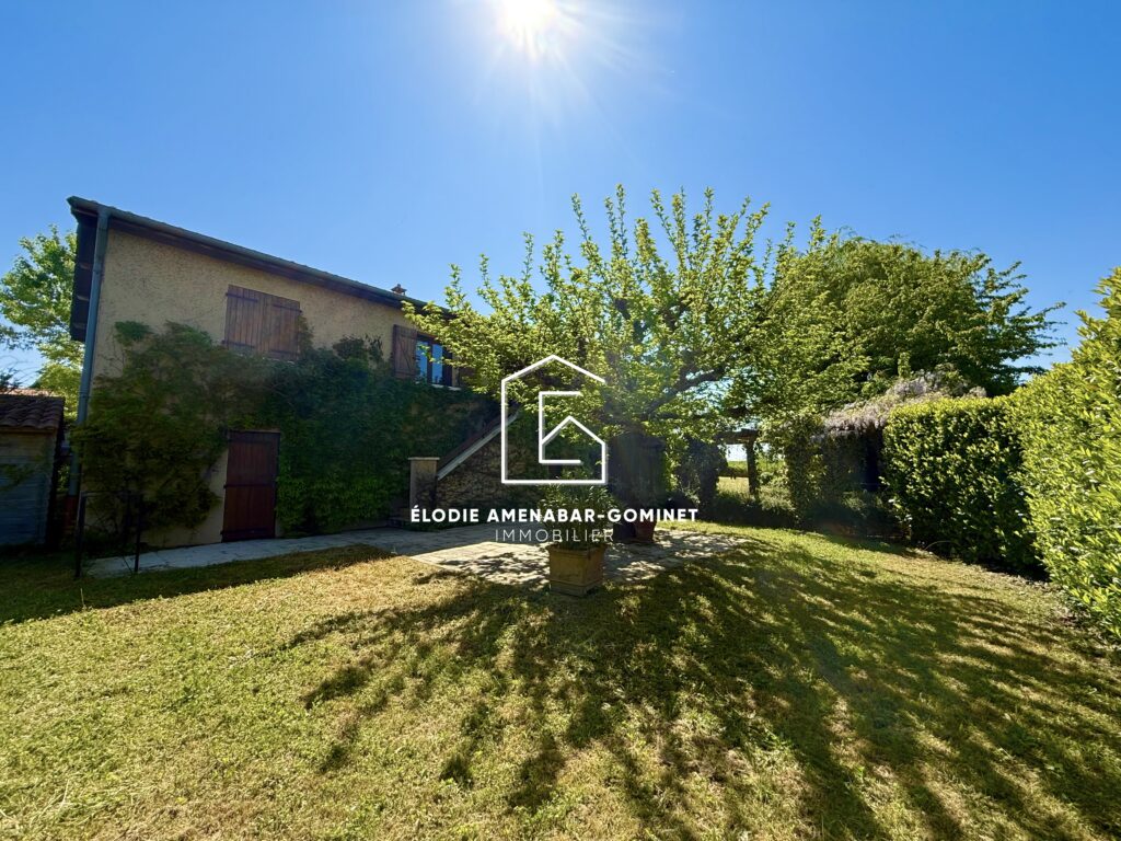 Maison familiale avec sous-sol et jardin arboré